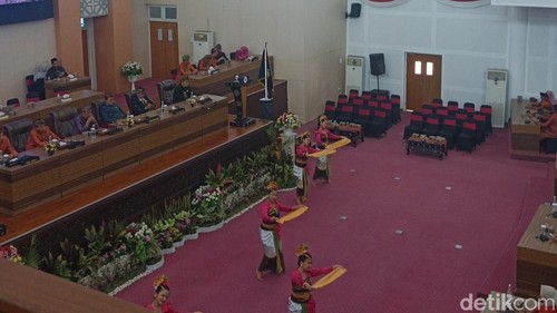 Sidang paripurna peringatan HUT ke-81 Kabupaten Lombok Tengah di Kantor DPRD Lombok Tengah, Rabu (14/10/2026).(Foto: Edi Suryansyah/detikBali)