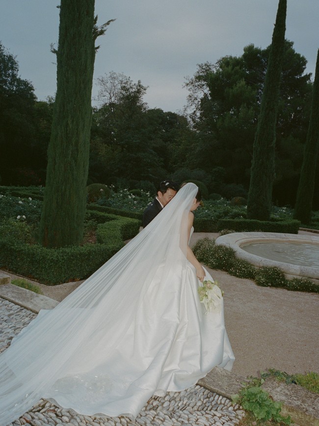 “Mr & Mrs Liu, 10.03.2026,” tulis Simu Liu di caption foto Instagram. Foto: dok Instagram allison / normanandblake