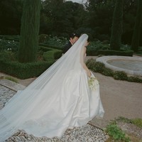 “Mr & Mrs Liu, 10.03.2026,” tulis Simu Liu di caption foto Instagram. Foto: dok Instagram allison / normanandblake