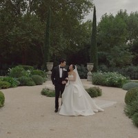 Simu dan Allison pertama kali bertemu pada 2022 di pesta seorang teman. Setelah tiga tahun menjalin asmara, mereka bertunangan pada 10 Mei 2025, setelah sang aktor melamarnya di atap Hotel Shangri-La, Paris. Foto: dok Instagram allison / normanandblake