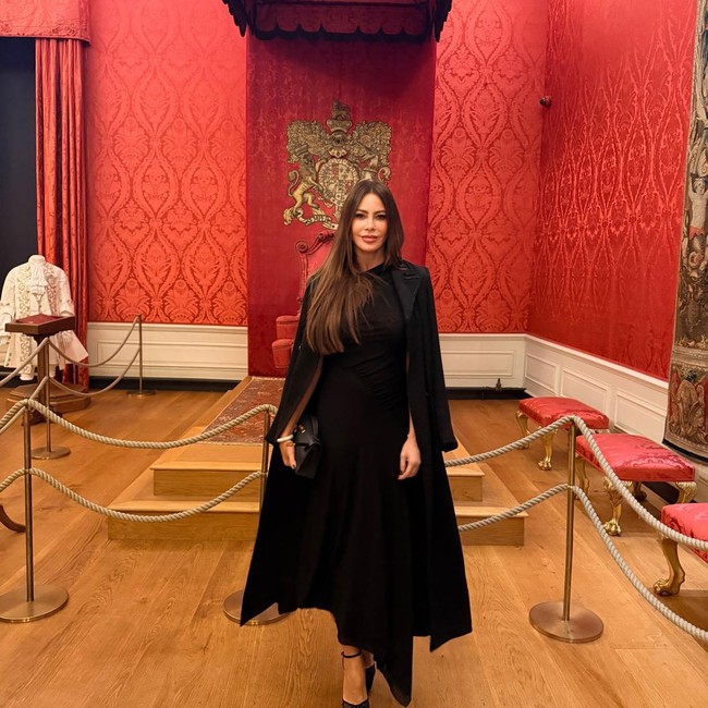 Gaya Elegan Serba Hitam Sofia Vergara ke Kensington Palace