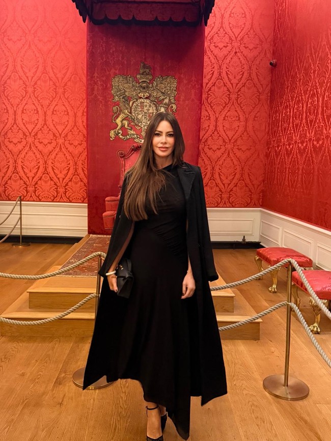 Gaya Elegan Serba Hitam Sofia Vergara ke Kensington Palace