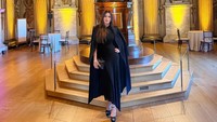 Sofia Vergara tampil serba hitam saat ke Kensington Palace. (Foto: dok Instagram sofiavergara)