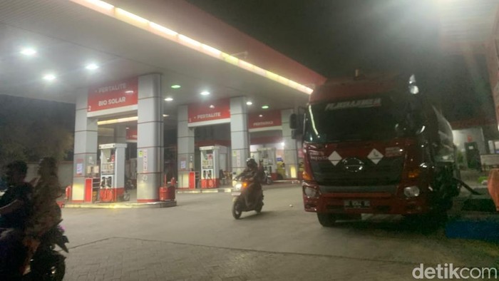 Stok solar di SPBU Jalan Aroepala Makassar habis.