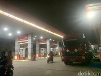 Solar Habis, Antrean Truk di SPBU Aroepala Makassar Mengular