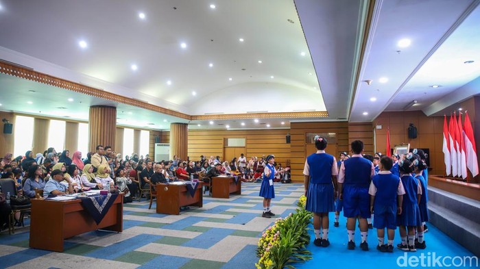 Sejumlah siswa-siswi mengikuti kompetisi paduan suara di kawasan Kantor Wali Kota Jakarta Utara, Rabu (14/10/2026). Kegiatan ini menjadi ajang bagi para pelajar untuk menunjukkan kemampuan bernyanyi secara berkelompok sekaligus mengembangkan bakat dan kreativitas di bidang seni musik.