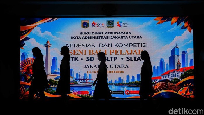 Sejumlah siswa-siswi mengikuti kompetisi paduan suara di kawasan Kantor Wali Kota Jakarta Utara, Rabu (14/10/2026). Kegiatan ini menjadi ajang bagi para pelajar untuk menunjukkan kemampuan bernyanyi secara berkelompok sekaligus mengembangkan bakat dan kreativitas di bidang seni musik.
