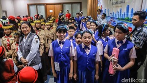 Sebelum tampil, para siswa melakukan berbagai persiapan, mulai dari mengatur posisi berdiri hingga menyesuaikan formasi kelompok. Arahan dari pelatih juga menjadi bagian penting dalam memastikan setiap anggota memahami pembagian suara dan alur lagu. Persiapan tersebut membantu peserta membangun kepercayaan diri saat tampil di hadapan penonton dan dewan juri.