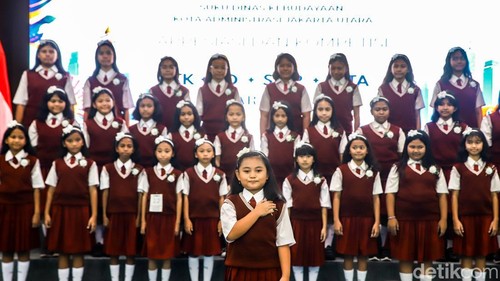 Sejumlah siswa-siswi mengikuti kompetisi paduan suara di kawasan Kantor Wali Kota Jakarta Utara, Rabu (14/10/2026). Kegiatan ini menjadi ajang bagi para pelajar untuk menunjukkan kemampuan bernyanyi secara berkelompok sekaligus mengembangkan bakat dan kreativitas di bidang seni musik.