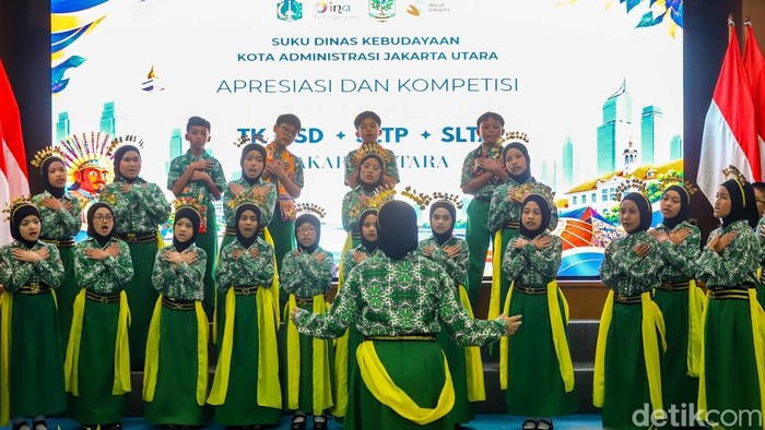 Sejumlah siswa-siswi mengikuti kompetisi paduan suara di kawasan Kantor Wali Kota Jakarta Utara, Rabu (14/10/2026). Kegiatan ini menjadi ajang bagi para pelajar untuk menunjukkan kemampuan bernyanyi secara berkelompok sekaligus mengembangkan bakat dan kreativitas di bidang seni musik.