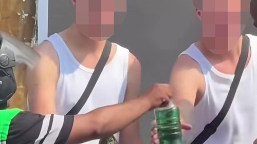 Tangkapan layar video viral pria berpakaian ojolmenjual BBM eceran kepadaWNA diduga di Canggu, Kuta Utara, Badung, Bali. (Foto: Istimewa)