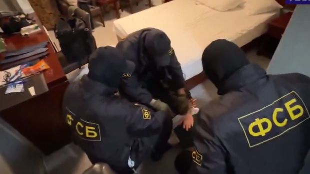 Tangkapan layat video saat Russian Federal Security Service menangkap jurnalis Jepang (dok. Istimewa/ video viral di X) Tangkapan layat video saat Russian Federal Security Service menangkap jurnalis Jepang (dok. Istimewa/ video viral di X)