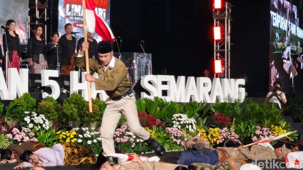 Teatrikal Pertempuran 5 Hari di Semarang di Tugu Muda, Kota Semarang, Rabu (14/10/2026). Teatrikal Pertempuran 5 Hari di Semarang di Tugu Muda, Kota Semarang, Rabu (14/10/2026).