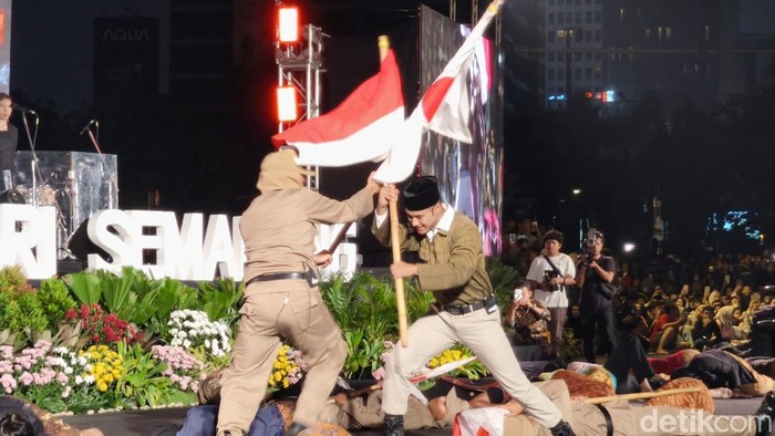Teatrikal Pertempuran 5 Hari di Semarang di Tugu Muda, Kota Semarang, Rabu (14/10/2026).