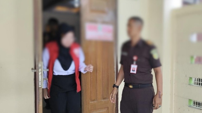 Terdakwa LC usai menjalani sidang perdana di PN Nganjuk