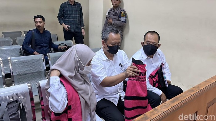 Tiga tersangka kasus pungli di Dinas ESDM Jatim, Aris Mukiyono selaku Kepala Dinas ESDM Jatim, Hermawan yang menjabat Ketua Tim Kerja Pengusahaan Air Tanah Bidang Geologi Air Tanah (GAT) dan Ertika Dinawati sebagai Kabid Geologi dan Air Tanah Dinas ESDM Jatim di Pengadilan Tipikor Surabaya