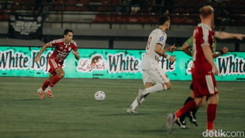 Tim Geypens dapat pujian dari Johnny Jansen karena bermain baik di tiga posisi berbeda hingga pekan keempat Super League 2026/2027.