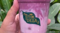 Ubisu Spesial, minuman latte yang terbuat dari paduan pasta ubi ungu dan susu full cream. Mereka menambahkan topping keripik ubi ungu sebagai pemanis. Sajian satu ini paling pas dinikmati bersama pisang goreng madu dari Titik Desa. Foto: Yenny Mustika Sari/detikcom Ubisu Spesial, minuman latte yang terbuat dari paduan pasta ubi ungu dan susu full cream. Mereka menambahkan topping keripik ubi ungu sebagai pemanis. Sajian satu ini paling pas dinikmati bersama pisang goreng madu dari Titik Desa. Foto: Yenny Mustika Sari/detikcom
