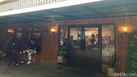 Menu pisang goreng populer itu ditawarkan oleh Titik Desa, kafe yang berlokasi di Jalan Danau Cibubur Asri IV No.Kav 104, Harjamukti, Depok, Jawa Barat. Kafe satu ini mengusung konsep homey dan cozy. Foto: Yenny Mustika Sari/detikcom Menu pisang goreng populer itu ditawarkan oleh Titik Desa, kafe yang berlokasi di Jalan Danau Cibubur Asri IV No.Kav 104, Harjamukti, Depok, Jawa Barat. Kafe satu ini mengusung konsep homey dan cozy. Foto: Yenny Mustika Sari/detikcom