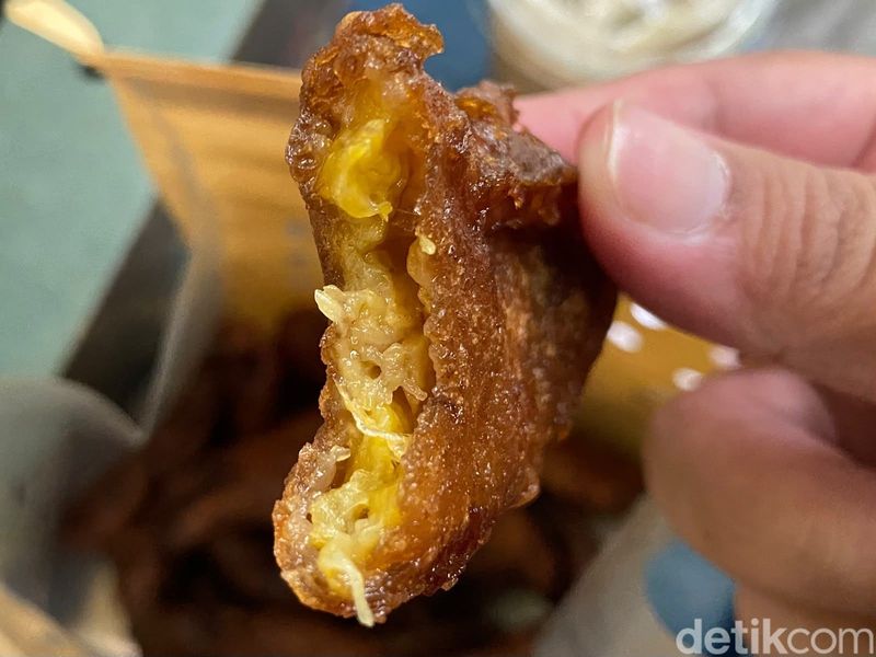 Titik Desa, kafe yang menawarkan menu pisang goreng madu lezat dengan lapisan butter Wisjman.