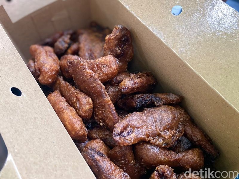 Titik Desa, kafe yang menawarkan menu pisang goreng madu lezat dengan lapisan butter Wisjman.
