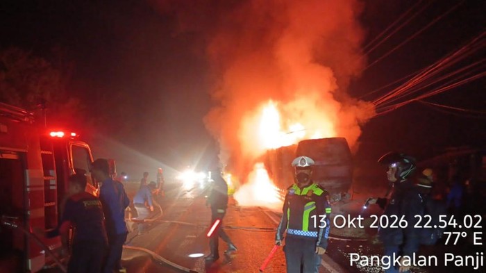 Truk ekspedisi bermuatan paket terbakar di Banyuasin.