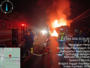 Truk Ekspedisi Terbakar di Jalintim Banyuasin, Asal Api Diduga dari Paket