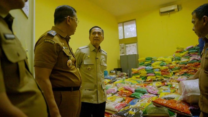 Wali Kota Palembang akan membagikan beras untuk masyarakat terdampak asap karhutla.