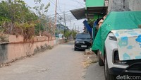 Viral Mobil Parkir di Pinggir Jalan Sampai Dibikin Kanopi