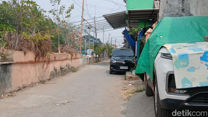 Warga Makassar keluhkan kanopi parkiran di atas Jalan Deppasawi Luar yang menghambat lalu lintas.
