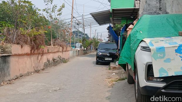 Warga Makassar keluhkan kanopi parkiran di atas Jalan Deppasawi Luar yang menghambat lalu lintas.