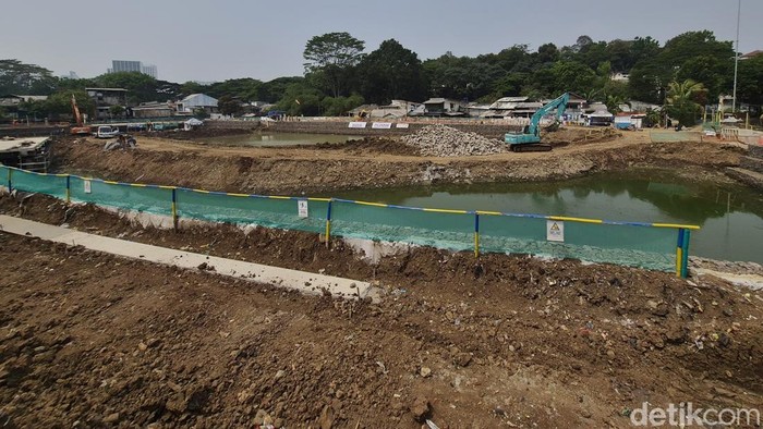 Pembangunan Embung Pondok Labu di kawasan Cilandak, Jakarta Selatan, masih berlangsung pada Kamis (15/10/2026). Proyek yang dikerjakan Dinas Sumber Daya Air (SDA) DKI Jakarta tersebut ditargetkan selesai pada Desember 2026.