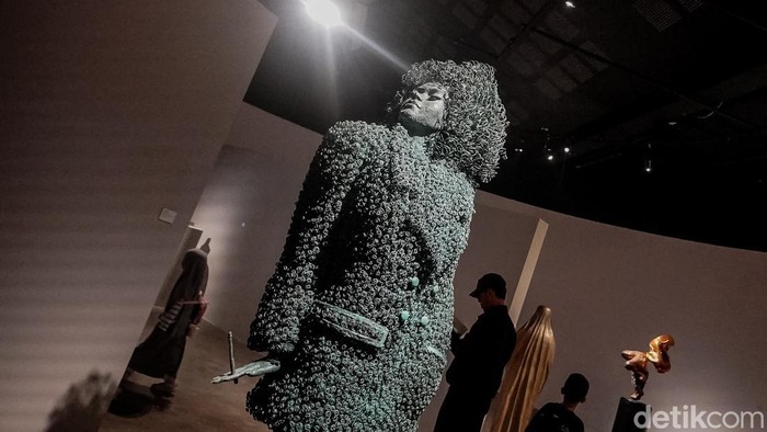 Sebanyak 12 pematung dari berbagai generasi memamerkan karya mereka dalam pameran bertajuk Figur di Galeri Komunitas Salihara Arts Center, Pasar Minggu, Jakarta Selatan. Pameran ini berlangsung pada 2 Oktober hingga 22 November 2026.