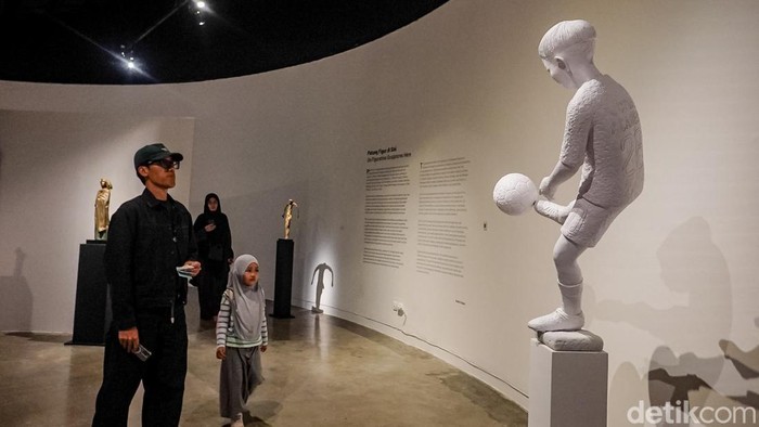 Sebanyak 12 pematung dari berbagai generasi memamerkan karya mereka dalam pameran bertajuk Figur di Galeri Komunitas Salihara Arts Center, Pasar Minggu, Jakarta Selatan. Pameran ini berlangsung pada 2 Oktober hingga 22 November 2026.