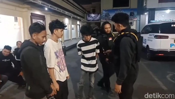3 Pemuda dimankan usai ketahuan membawa badik dan narkoba cair. Reinhard Soplantila/detiksulsel