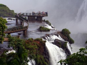 El Nino Bikin Debit Air Melonjak, Air Terjun Terbesar Dunia Ditutup