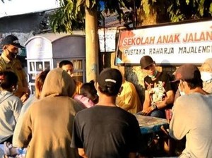 Egi Trialogi, Guru Honorer Pelopor Sekolah Anak Jalanan di Majalengka
