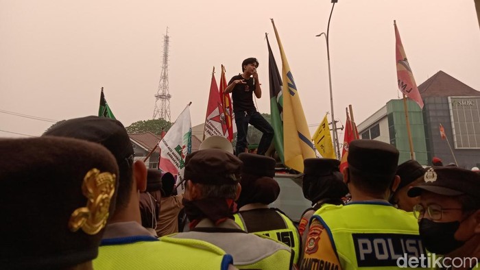 Aliansi mahasiswa Cipayung Plus menggelar aksi di depan Mapolda Sumsel