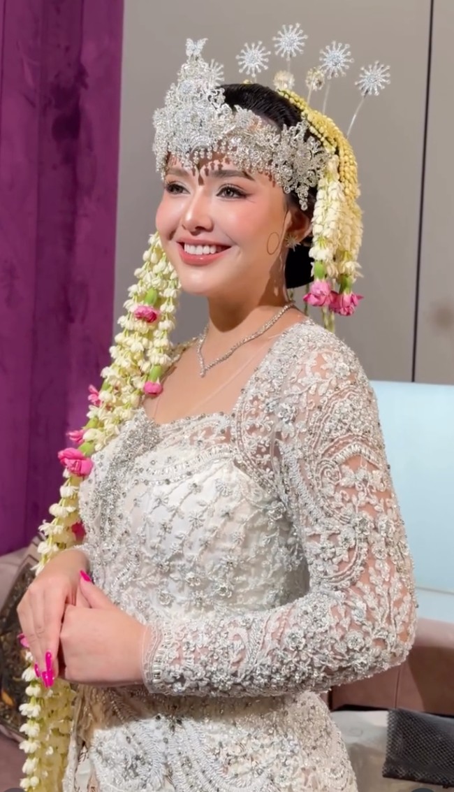 Amanda Manopo tampil manglingi berdandan seperti pengantin Suna. Foto-fotonya tersebut dibagikan oleh akun Instagram sang MUA, @prscillas. Foto: Instagram/@prscillas