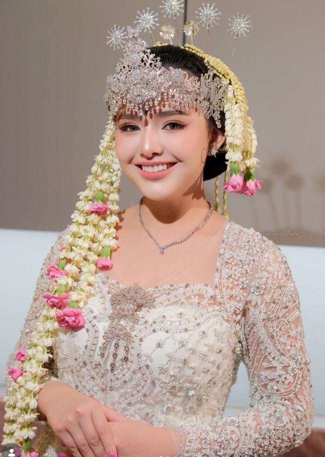 Amanda tampil mengenakan kebaya berwarna putih dengan potongan yang mengikuti bentuk tubuh. Kebaya ini dihiasi bordir bermotif bunga dan ornamen berkilau yang membuat tampilannya terlihat mewah. Diketahui kebaya tersebut berasal dari desainer Harna Wiliya. Foto: Instagram/@prscillas