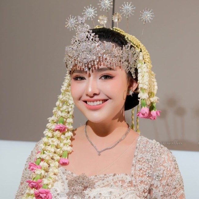 Gaya Amanda Manopo Manglingi Jadi Bak Pengantin Sunda, Anggun Berkebaya Putih