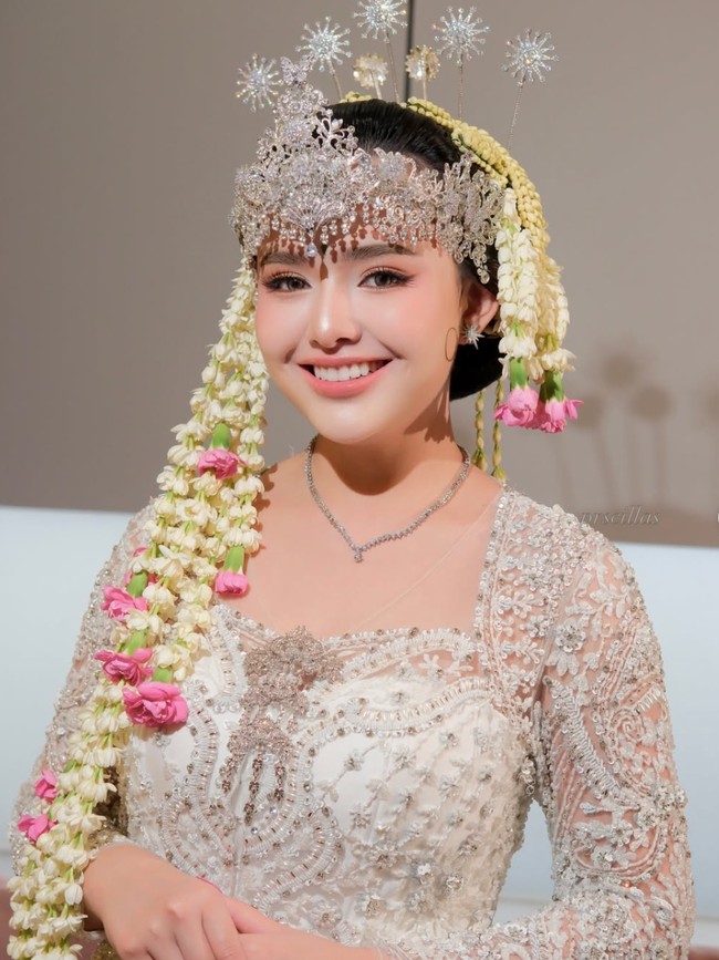 Gaya Amanda Manopo Manglingi Jadi Bak Pengantin Sunda, Anggun Berkebaya Putih
