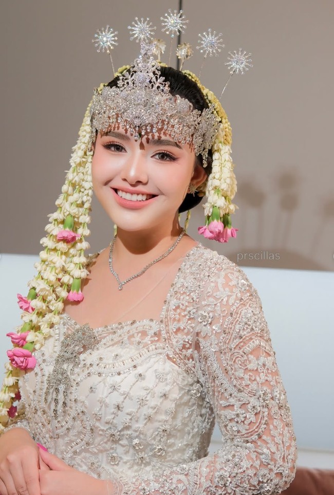 Salah satu aksesori yang paling mencuri perhatian adalah siger berwarna perak yang menghiasi bagian kepala Amanda. Ronce melati berwarna putih turut menjadi pelengkap yang mempercantik penampilan Amanda. Foto: Instagram/@prscillas