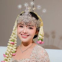 Salah satu aksesori yang paling mencuri perhatian adalah siger berwarna perak yang menghiasi bagian kepala Amanda. Ronce melati berwarna putih turut menjadi pelengkap yang mempercantik penampilan Amanda. Foto: Instagram/@prscillas