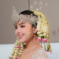 Riasan wajah Amanda terlihat flawless dengan hasil akhir yang memberikan kesan segar. Bagian mata dipertegas menggunakan eyeliner dan bulu mata lentik, sementara perona pipi bernuansa merah muda membuat wajahnya tampak merona. Lipstik pink dengan hasil akhir lembut melengkapi riasan sehingga penampilannya terlihat manis dan feminin. Foto: Instagram/@prscillas