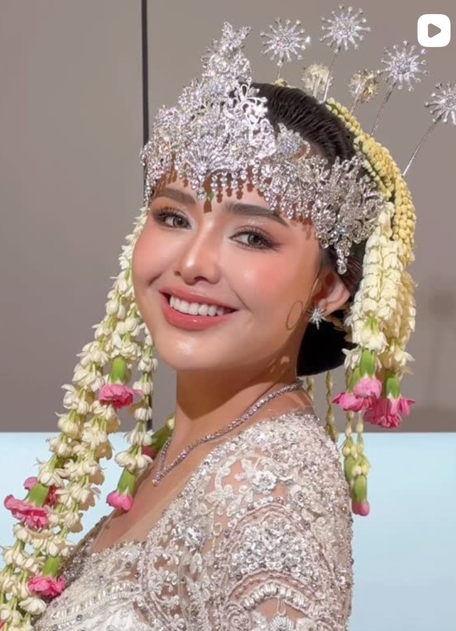 Banyak netizen ikut memuji kecantikan Kenny Austin itu. Kalau kemaren nikah gini, masyaallah banget man, tulis salah satu komentar. MasyaAllah cantik bgd, komentar lain. Foto: Instagram/@prscillas