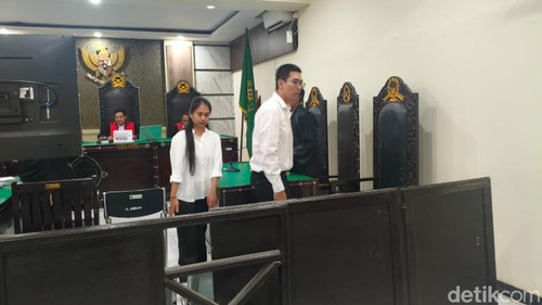 Anak Ko Erwin, Hadi Sumarho Iskandar dan Christina Aurelia,saat menjalani sidang dakwaan di PNMataram, Kamis (15/10/2026). (Foto: Abdurrasyid Efendi/detikBali)