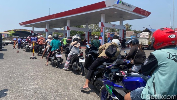 Antrean BBM di SPBU Blitar