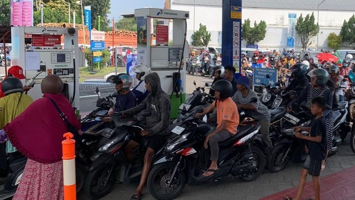 Antrean BBM di SPBU Jember