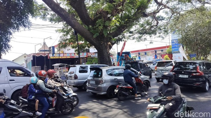 Antrean BBM di SPBU Jalan Mayjen M Wiyono, Kecamatan Blimbing, Kota Malang